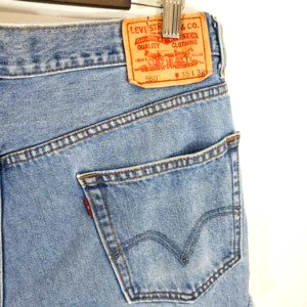 LEVI'S - EUC, Relaxed Fit 550 Cutoff Jean Shorts, Size 34 - Picture 5 of 6